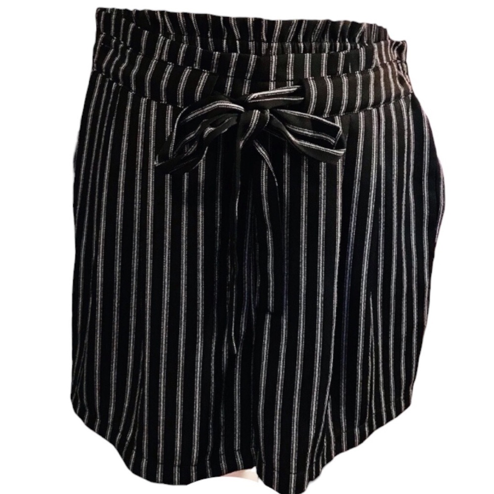 22: NWT Dr2 striped elastic waist shorts with tie. Black & white stripes. Sz s